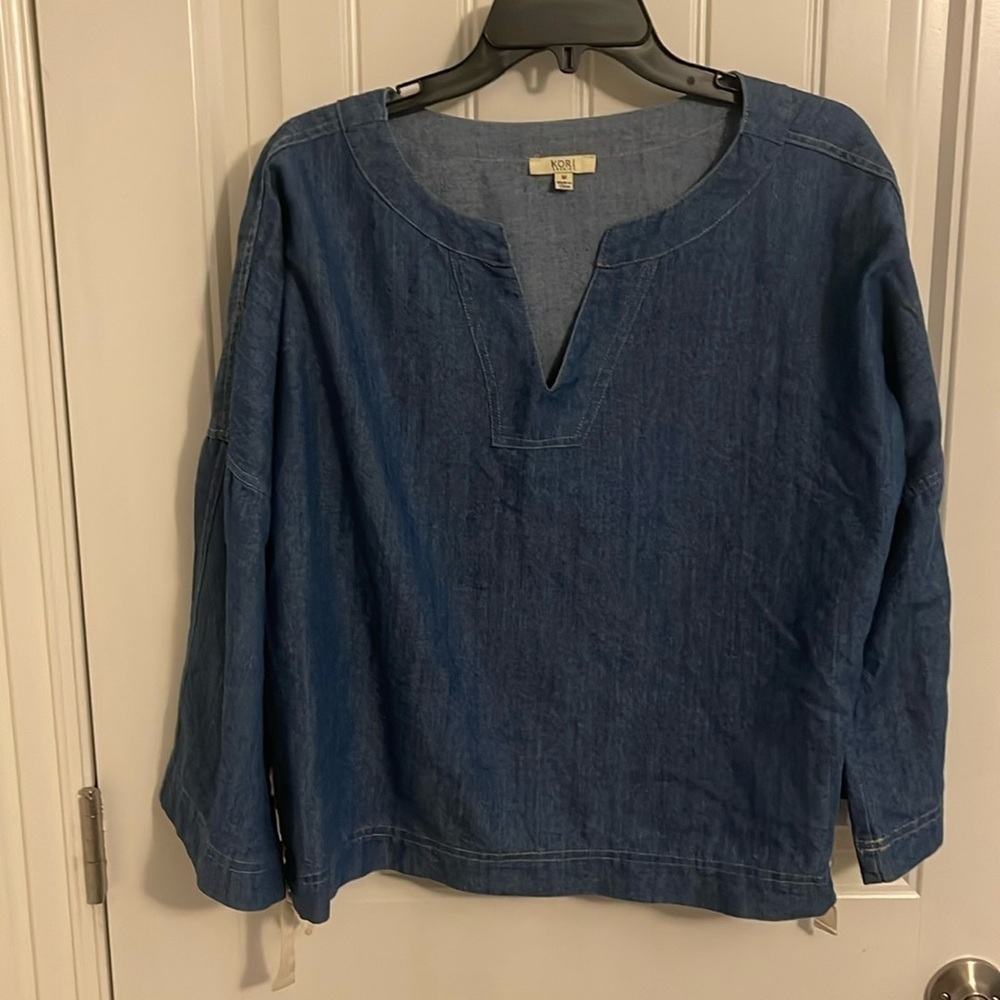 Women’s size medium KORI AMERICA long Bell sleeve‎ denim top V-neck. Side lace